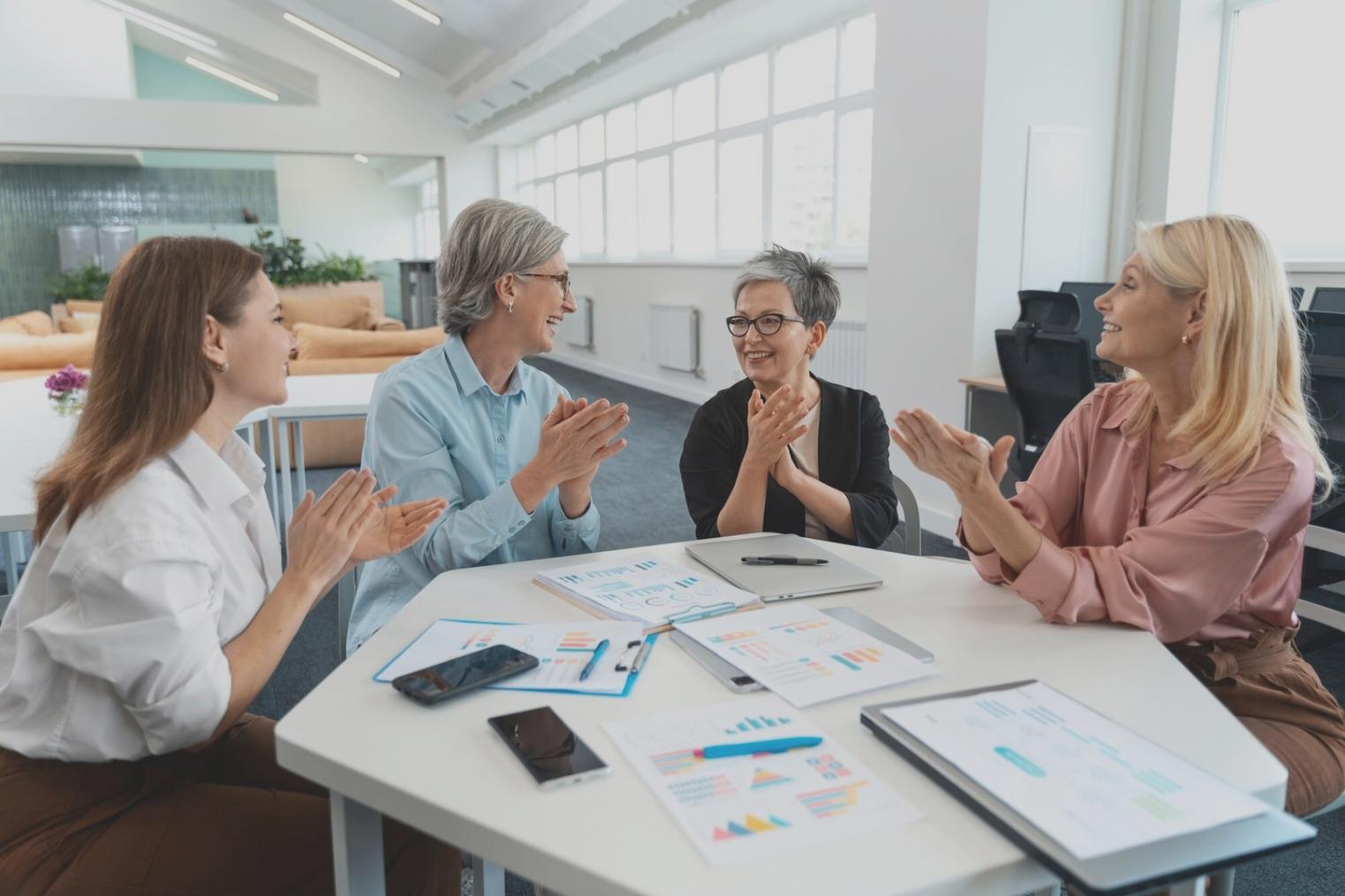 Séance de formation en analyse financière avec participants utilisant des outils professionnels